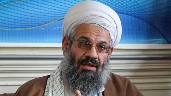 امامجمعه اهر: تصاویر ویترین بعضی لباسفروشیها نامتعارف است، با آنها برخورد شود