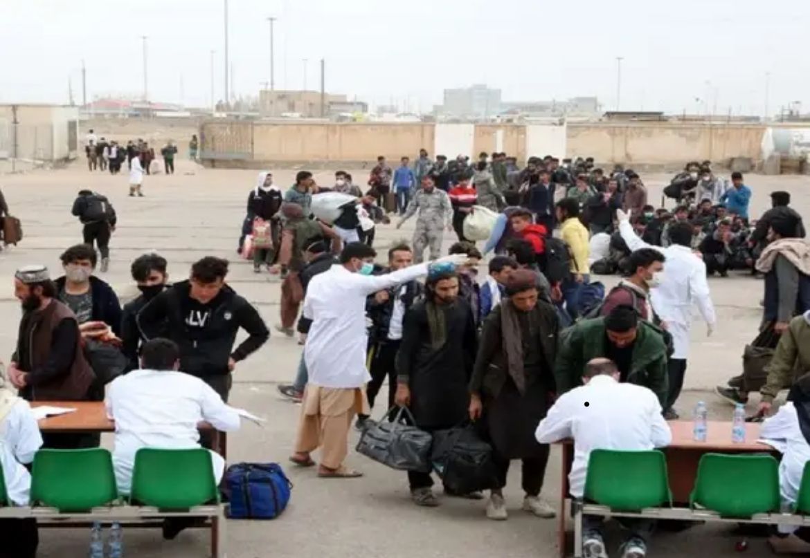 Afghan refugees at a border crossing waiting to enter Iran (Undated