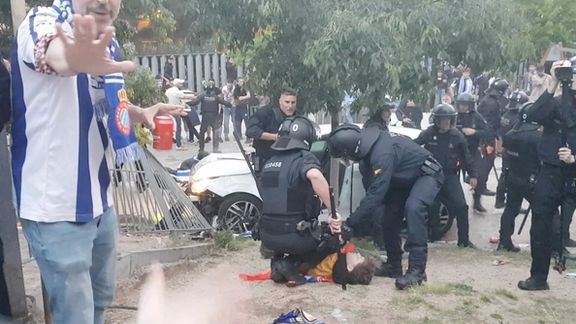 مصدومیت ۱۲ نفر به دلیل ورود خودرو به جمعیت مقابل ورزشگاه اسپانیول-بارسلونا