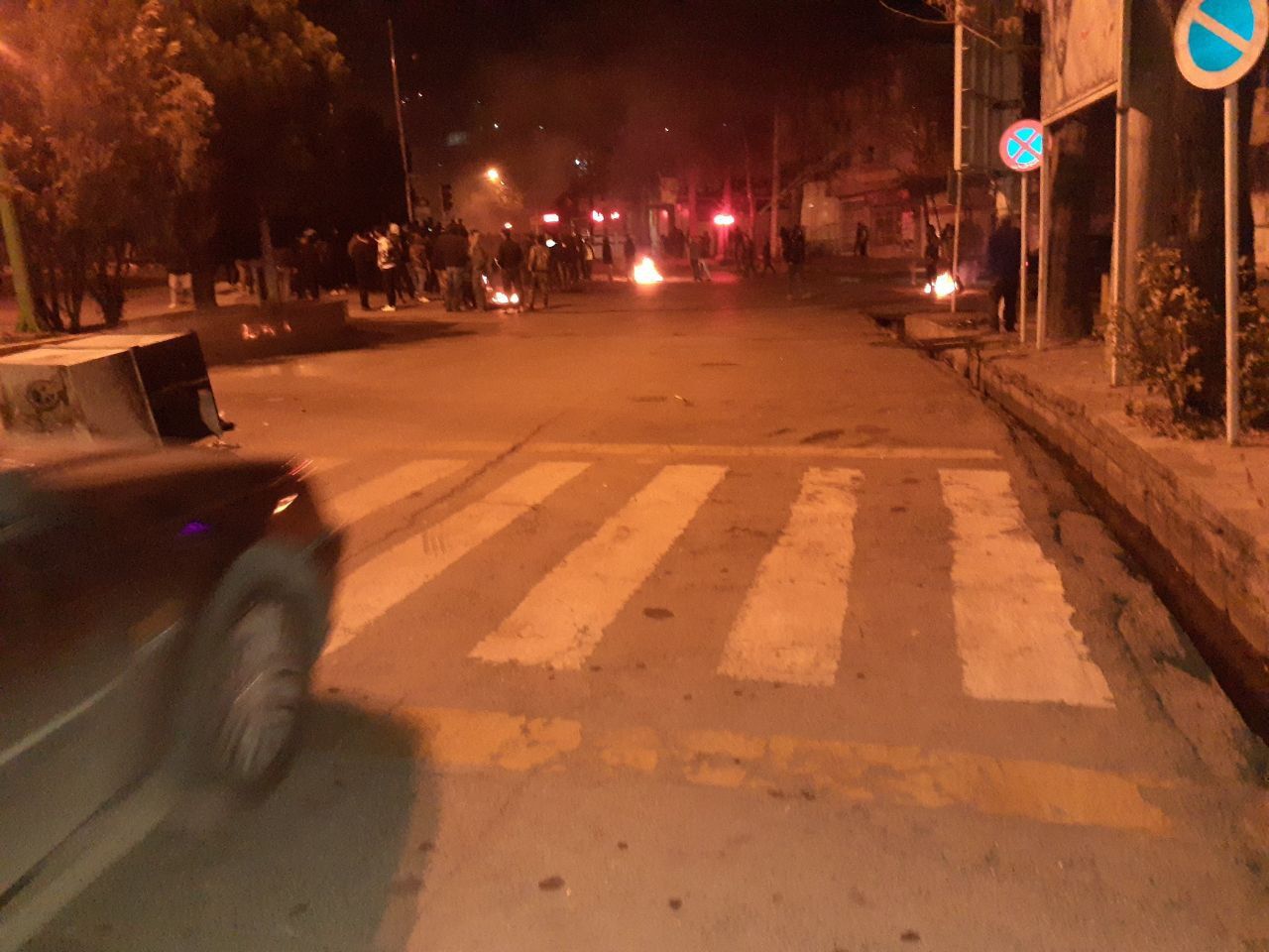 مظاهرات في شوارع سميرم وكامياران وهتافات ليلية في طهران ضد خامنئي