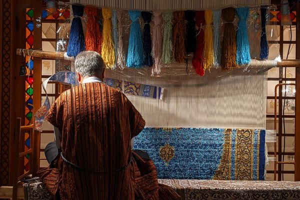 فرش دستباف ایرانی در تنگنای تحریمها، محدودیتهای صادراتی و افزایش هزینههای تولید