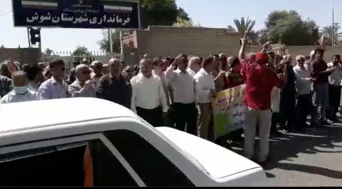 تزامنا مع الذكرى الأولى لرئاسة رئيسي.. المتقاعدون الإيرانيون يتظاهرون في الشوارع