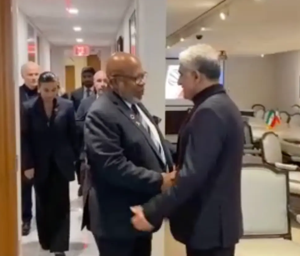 حضور دنیس فرانسیس، رییس مجمع عمومی سازمان ملل در نمایندگی جمهوری اسلامی در این سازمان برای تسلیت‌گویی به مناسبت مرگ رئیسی، نیویورک، چهارم خرداد