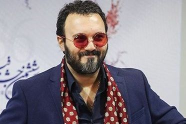 کامبیز دیرباز، بازیگر، از بازیکنان تیم ملی خواست تا از اعتراض سردار آزمون حمایت کنند