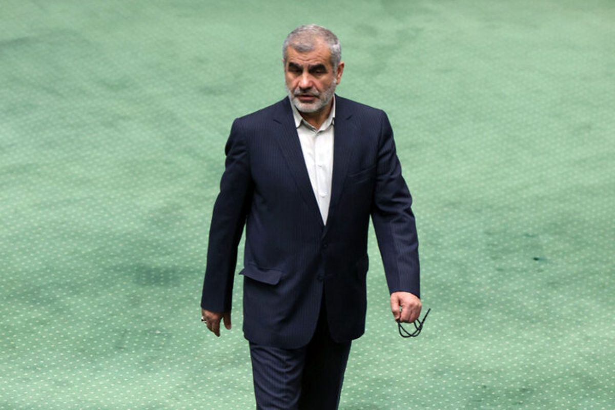 علی نیکزاد، از چهره‌های جریان پایداری رئیس ستاد ابراهیم رئیسی در انتخابات ۱۴۰۰ بود. او انتظار داشت پست معاون اولی را دریافت کند. پس از آنکه رئیسی محمد مخبر را به سمت معاون اولی منصوب کرد، نیکزاد بدون پذیرش پیشنهاد وزارت در دولت سیزدهم، به مجلس بازگشت