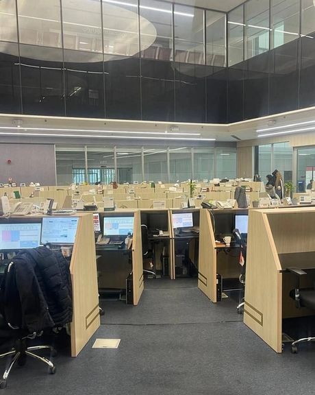 در پی ریزش مداوم شاخص بورس در روزهای اخیر، معاملهگران تالار بورس میزهای خود را ترک کردند