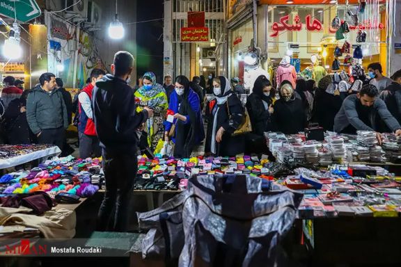 Iranians buying new clothes for the Norouz holidays in northern Tehran (file photo)