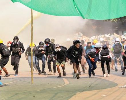 معترضان به کودتا در میانمار برای دور زدن قطعی اینترنت به روشهای جایگزین روی آوردهاند