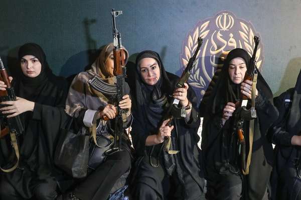 السلطات الإيرانية تسمح لبعض مؤيدي النظام باصطحاب أسلحة التدريب إلى منازلهم