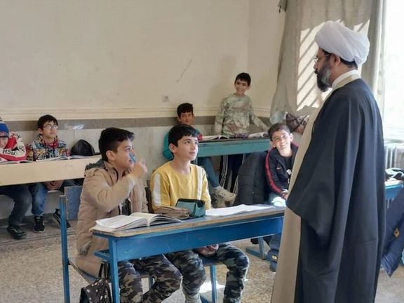 مادر یک دانشآموز برای ثبتنام فرزندش در مدرسه مجبور به تمیز کردن کلاسهای درس شد