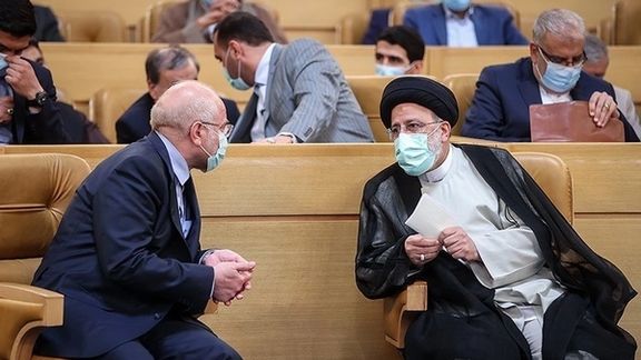 Iran's President Ebrahim Raisi (R) with parliament speak Mohammad Bagher Ghalibaf in April 2022