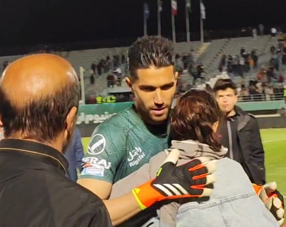 «بهترین تصمیم را گرفتم»؛ حسینی درباره بغلکردن جیمیجامپ زن توضیح داد اما عذرخواهی نکرد