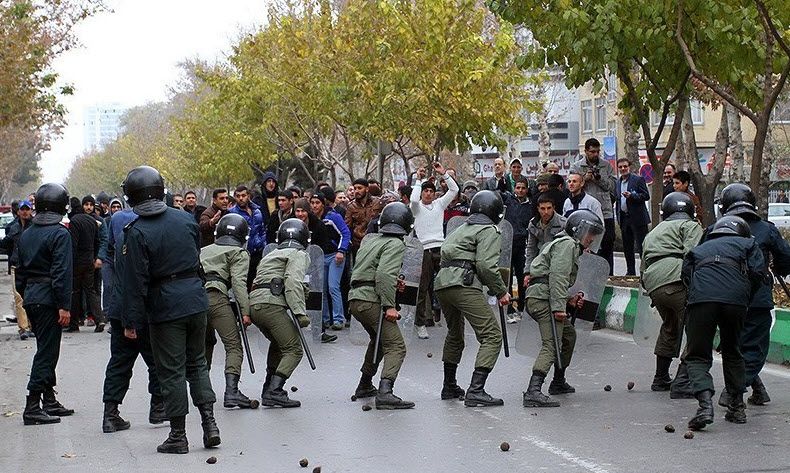 مناورات واسعة للحرس الثوري الإيراني والباسيج وسط احتجاجات شعبية