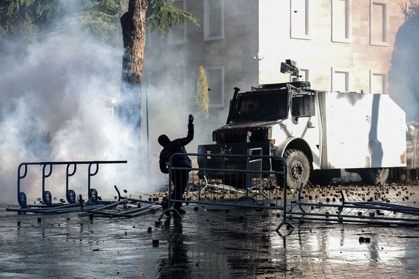 پلیس آلبانی به سوی معترضان شلیک کرد؛ درگیریها در بروکسل هم بالا گرفت