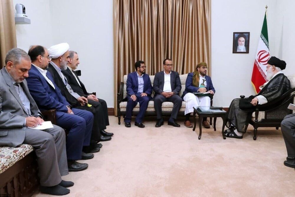 Hassan Irloo (L) taking notes during a meeting of a Houthi delegation with Ali Khamenei. August 13, 2019