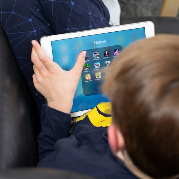 فرانسه و چند کشور اروپایی در سال ۲۰۲۵ استفاده از تلفن همراه در مدارس را محدود کردند؛ تصمیمی که دولتها آن را اقدامی برای افزایش تمرکز و سلامت روان دانشآموزان میدانند.