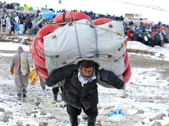 تقرير حقوقي: مقتل وإصابة مئات «العتالين» بيد القوات المسلحة الإيرانية خلال العام 2023