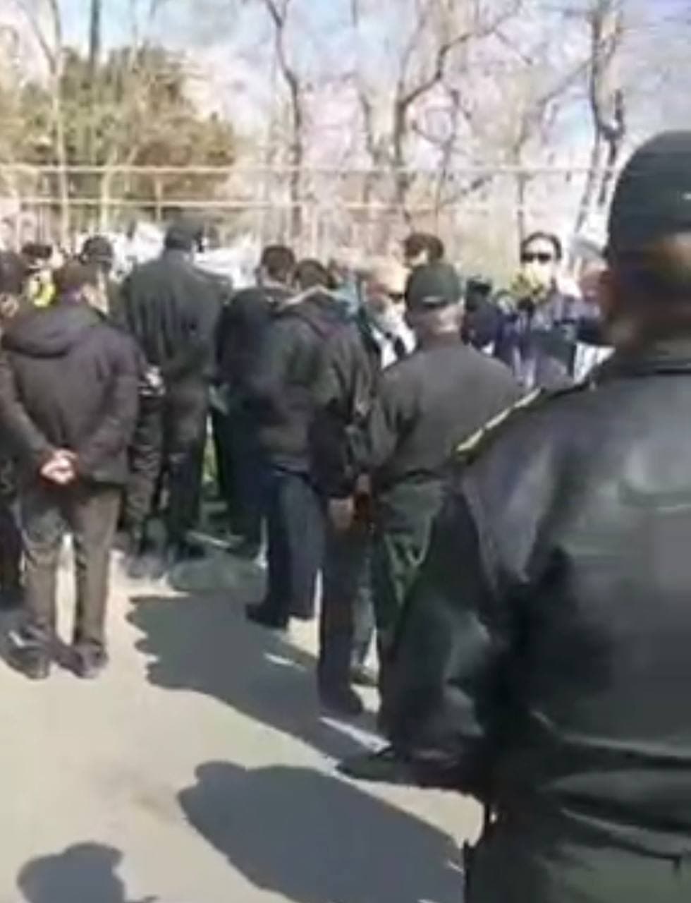 أفراد من القوات المسلحة الإيرانية ومتقاعدون يتظاهرون في عدد من مدن البلاد