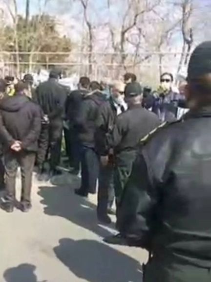 أفراد من القوات المسلحة الإيرانية ومتقاعدون يتظاهرون في عدد من مدن البلاد