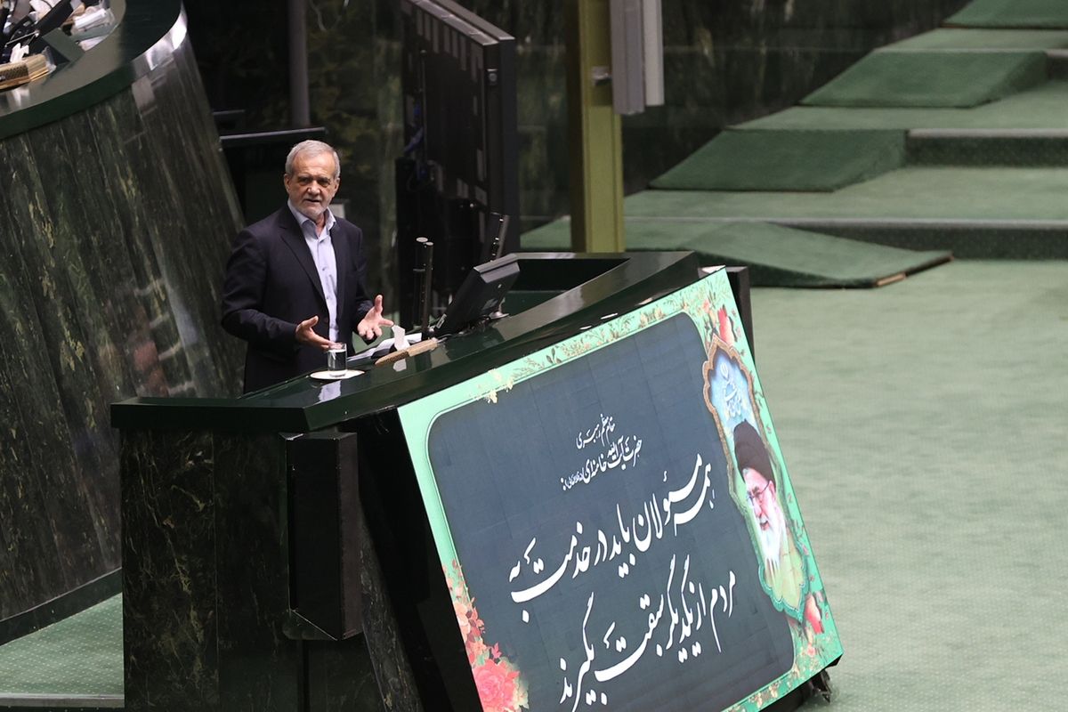 رای اعتماد به کابینه پزشکیان پس از اصرار او بر هماهنگ شدن لیست وزرا با خامنه‌ای