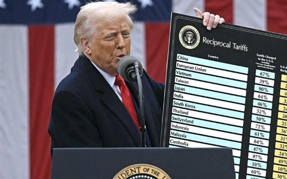 "ديلي ميل": نكسة "التعريفات الجمركية" قد تدفع ترامب لتسريع قرار الهجوم على إيران