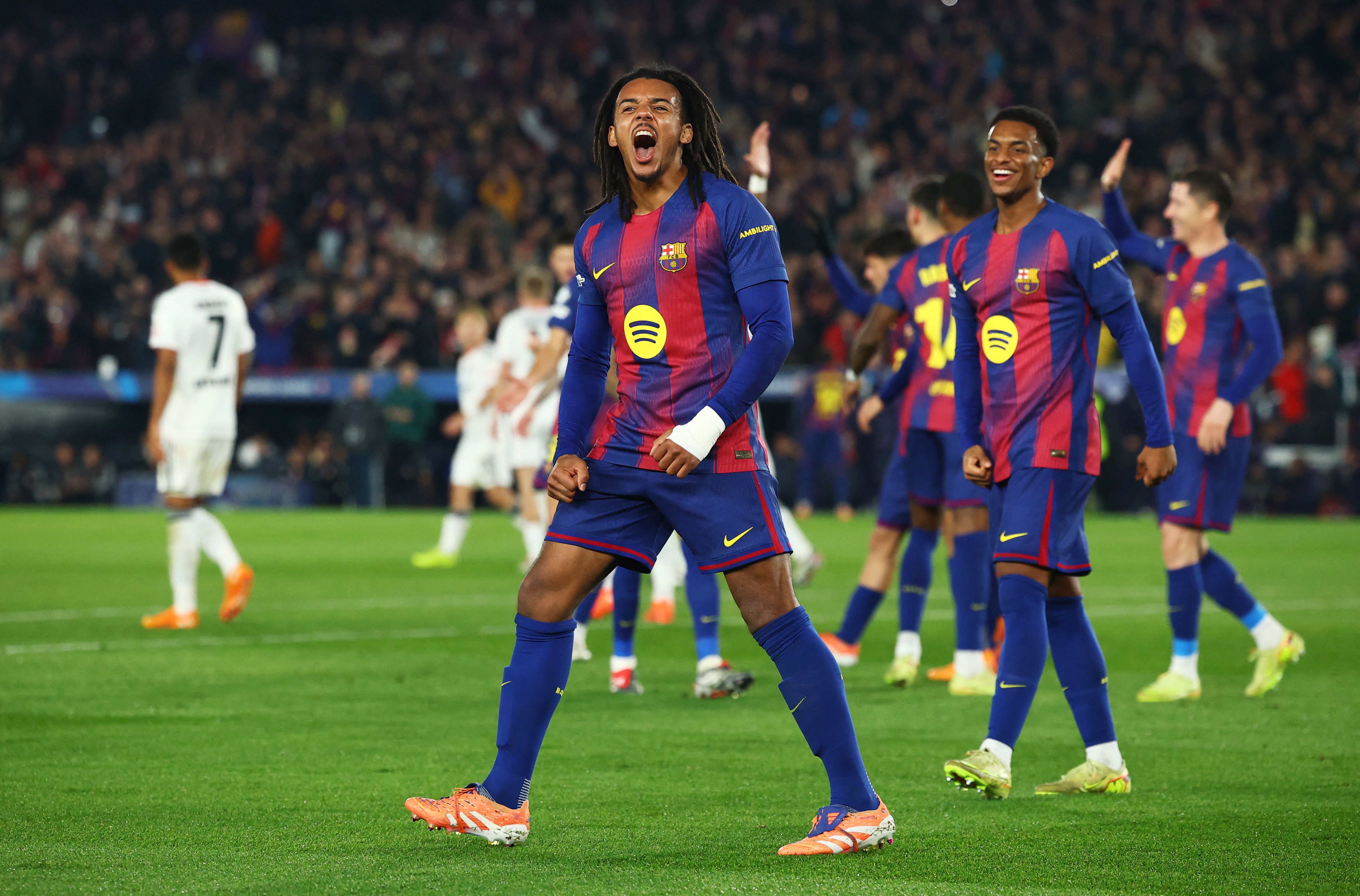 بارسلونا ۲-۱ آینتراخت؛ کامبک سه دقیقه‌ای بارسلونا با کونده برای سومین برد فصل