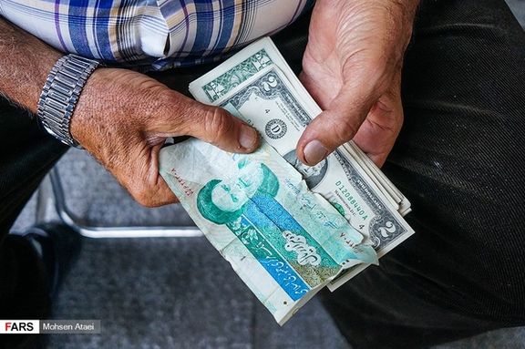 انهيار العملة الإيرانية 25% في الـ100 يوم الأولى لحكومة رئيسي والدولار يتجاوز 31 ألف تومان