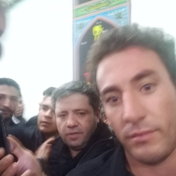 تصویری که بهمن فرزانه در مهرماه ۱۳۹۸ از خود در یک هیات عزاداری در کنار نادر جوادی منتشر کرده است. جوادی از جمله مداحانی است که در حضور خامنهای برنامه اجرا میکند.