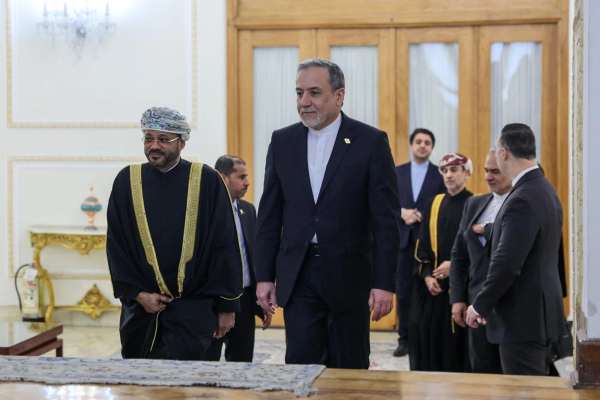 إيران وعُمان تقترحان إنشاء ممر مؤقت للعبور بمضيق هرمز بعد إعلان ترامب اكتمال إزالة الألغام