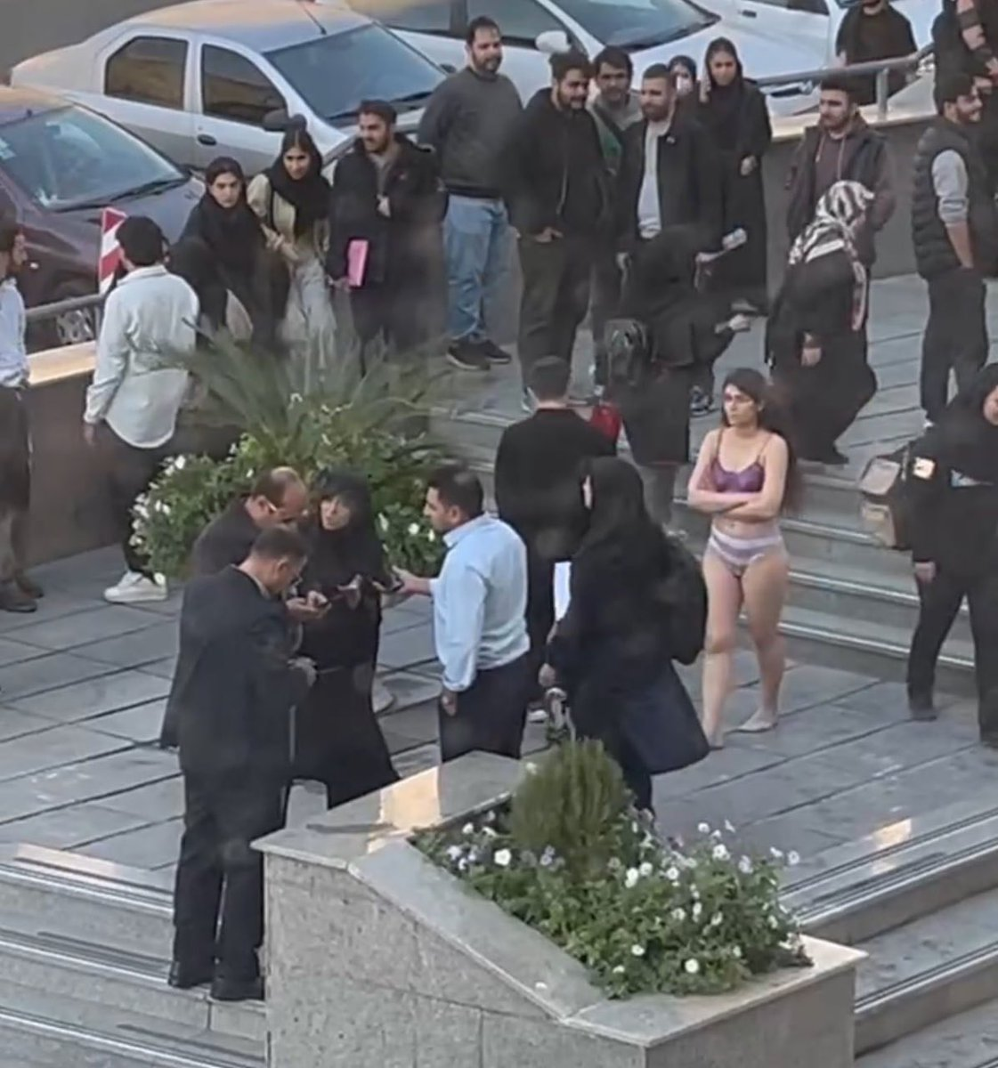 مبارزه عریان دختر ایران با جمهوری اسلامی 