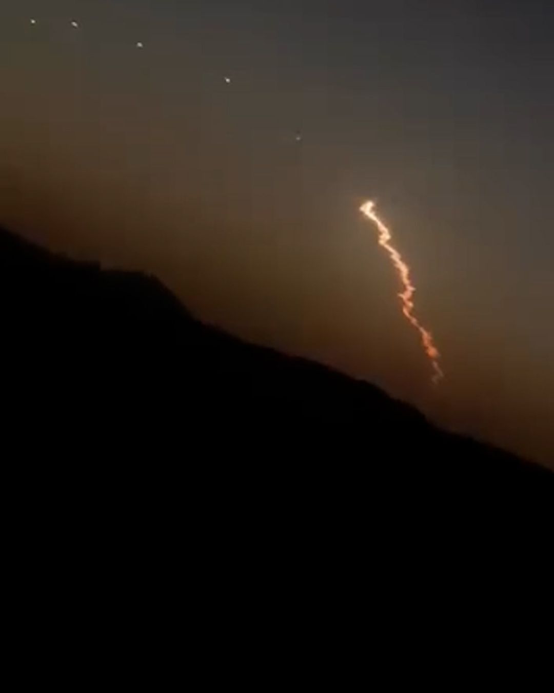 مشاهده شی نورانی در آسمان چند استان؛ جمهوری اسلامی آزمایش موشکی در داخل کشور را تایید کرد