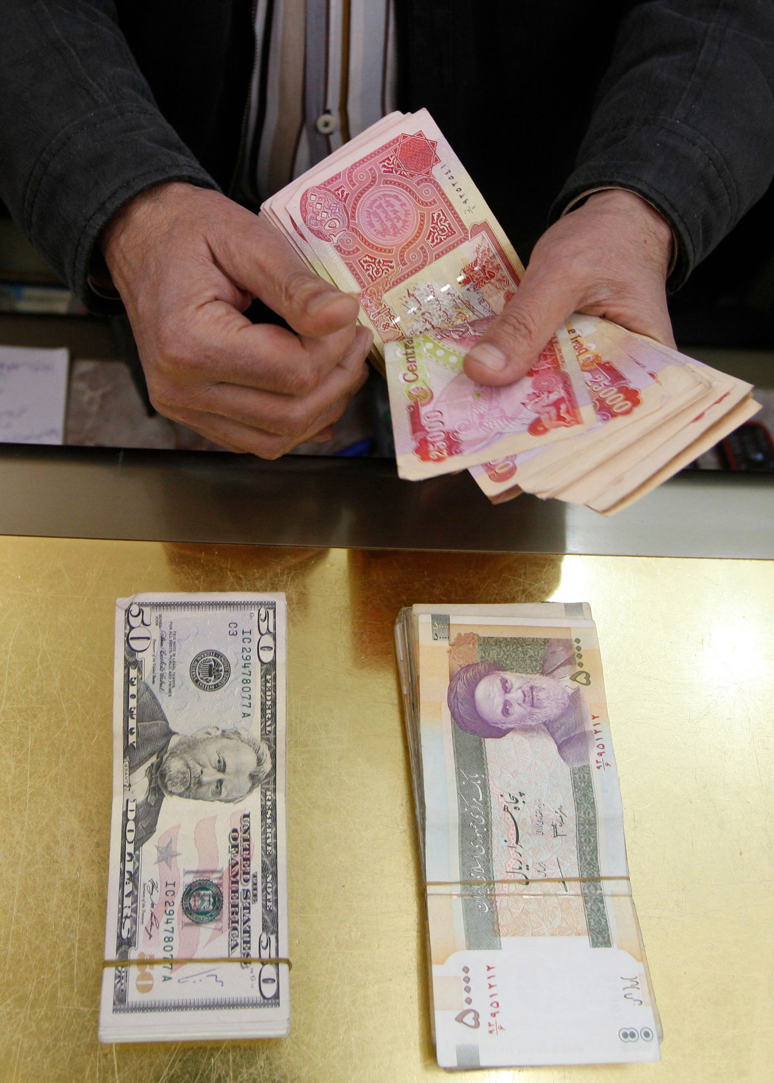 "وول ستريت جورنال": تكثيف الضغوط على إيران خفض من قيمة العملة العراقية