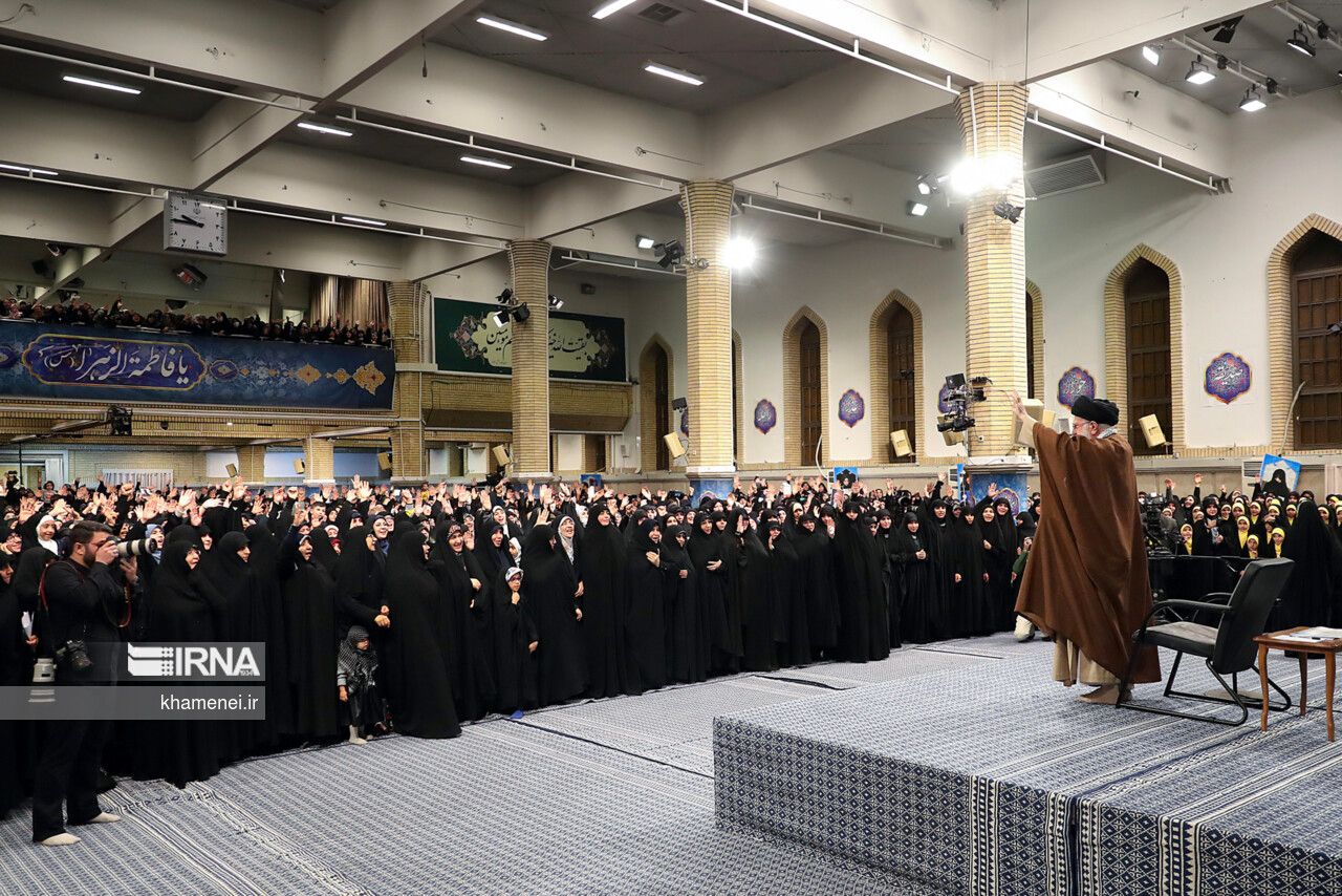 تحمیل حجاب اجباری به هدف حکومت برای پنهان کردن فساد اقتصادی و جلوگیری از توسعه پایدار کمک می‌کند