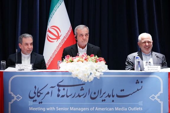Iranian President Masoud Pezeshkian (center) and Foreign Minister Abbas Araghchi (left) and Mohammad Javad Zarif, an advisor to the president, during a meeting with a group of representatives of US media outlets in New York, September 23, 2024