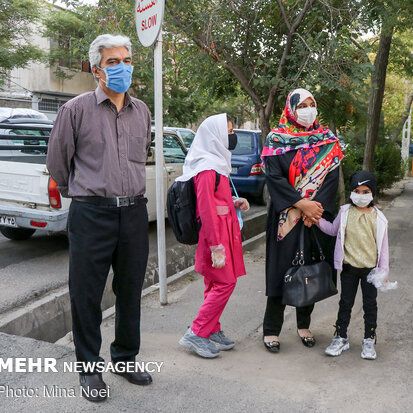 روزنامه شرق: دادن کارنامه دانشآموزان به مادران ممنوع شده است