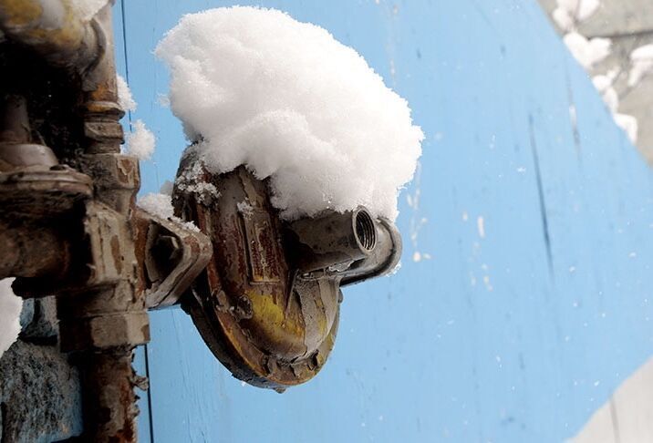 انتقاد مولوی عبدالحمید و نماینده زابل از قطع گاز؛ «مردم هیزم و فضله حیوانات می‌سوزانند»