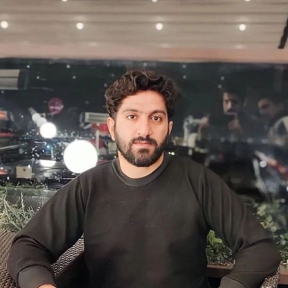 کفیل سیاسی رضا رسایی، معترض محکوم به اعدام، بر ادامه حمایت از او تاکید کرد