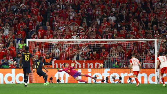 بایرن مونیخ ۲-۲ رئال مادرید؛ وینیسیوس تیم آنچلوتی را از جهنم آلیانزآرنا نجات داد