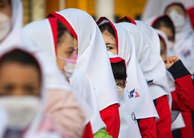 بازگشایی حضوری همه مدارس در ایران، با وجود هشدار مقام‌های درمانی و صنفی
