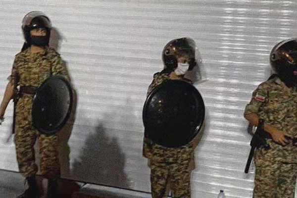 البنادق في أيدي الصغار.. تربية "جيل جديد من القمع" باستغلال الأطفال في إيران
