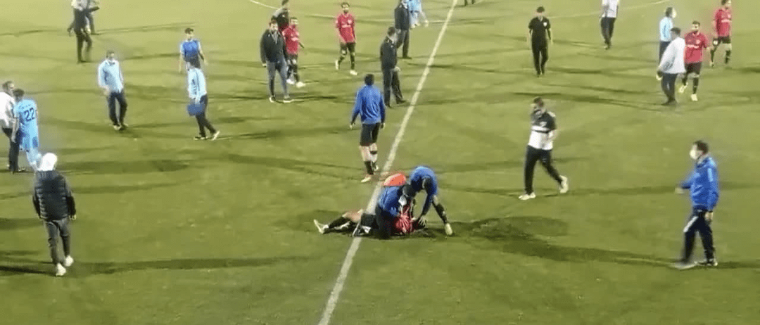 باشگاه پاس همدان سه بازیکن را به‌دلیل چاقو کشیدن بر روی دروازه‌بان تیم، اخراج کرد