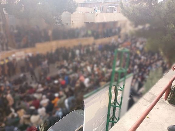 هتافات ضد خامنئي واشتباكات مع الباسيج.. "أربعينية" ضحايا الاحتجاجات تشعل الجامعات في إيران