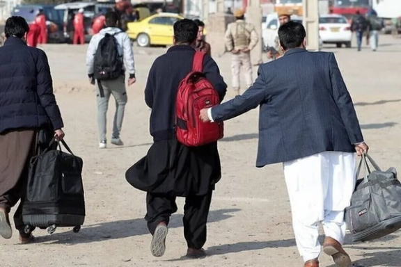 ترحيل طفل إيراني إلى أفغانستان.. بالخطأ