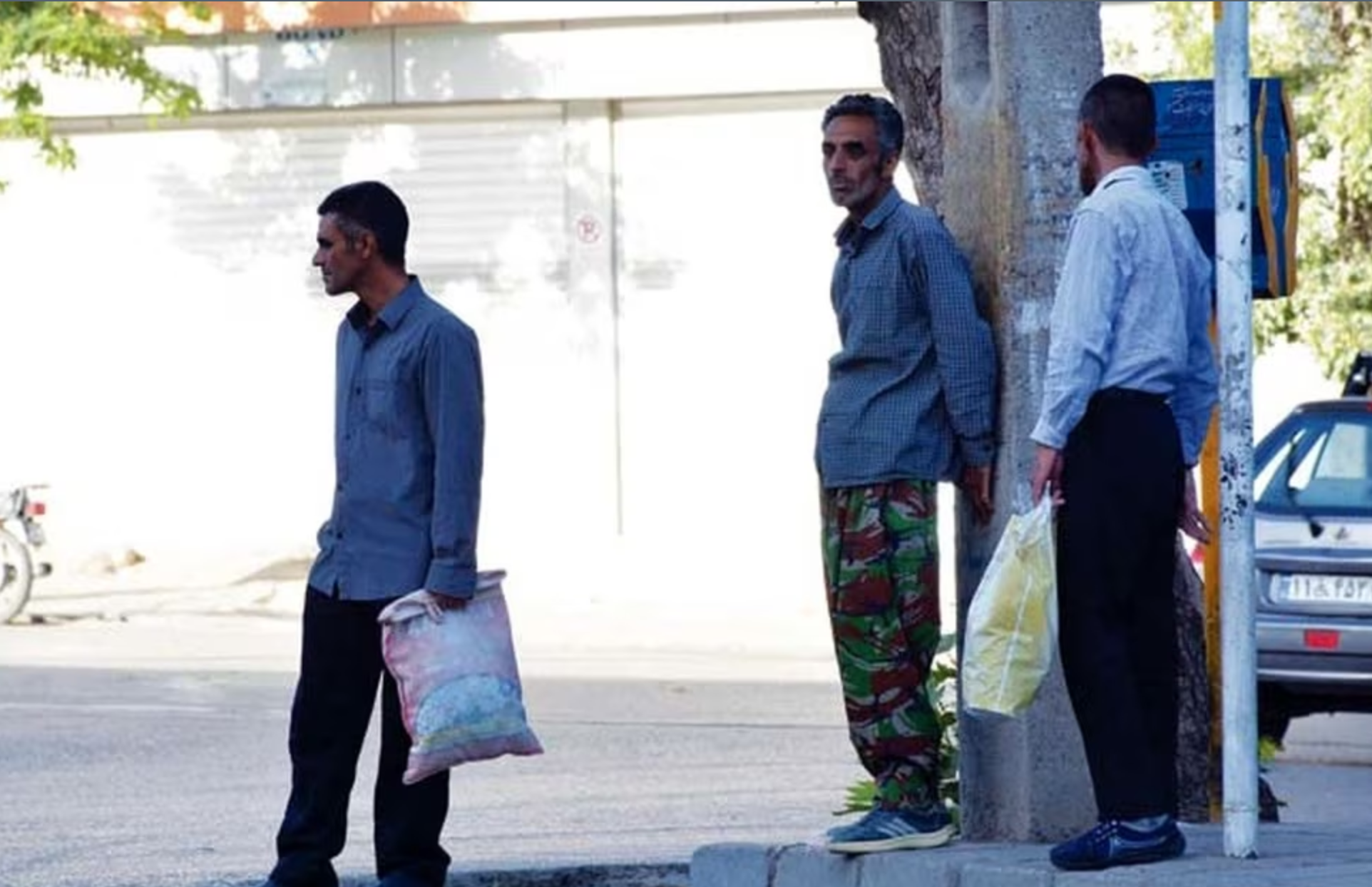 العواقب الخفية للتضخم وانخفاض الأجور الحقيقية للعمال إلى النصف