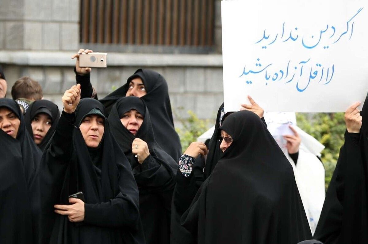 Why did Iran's police crackdown on pro-hijab vigilantes?