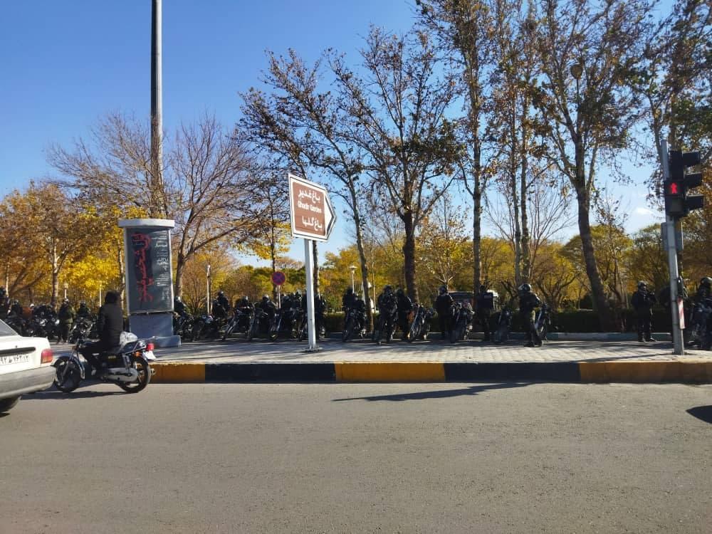 حکومت نظامی در اصفهان؛ گزارش‌ها از فضای امنیتی و کاهش سرعت اینترنت حکایت دارد