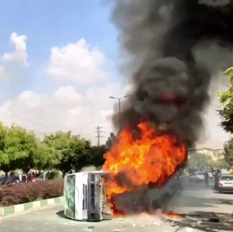 مظاهرات حاشدة في كرج ومصادمات بين الشرطة الإيرانية والمحتجين..والمروحيات تجلي مصابي الأمن 