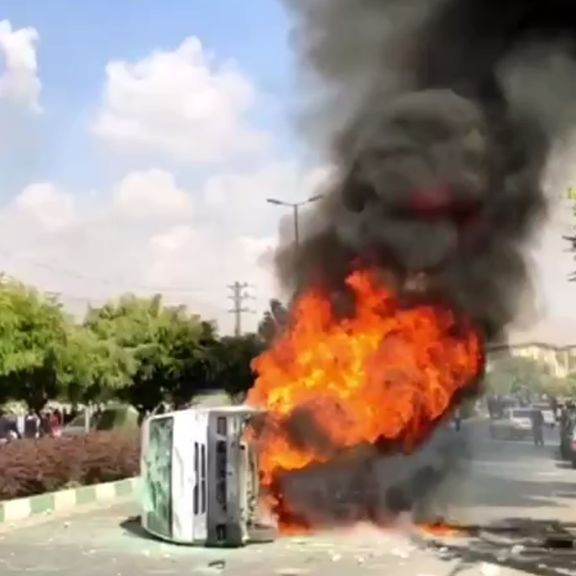 مظاهرات حاشدة في كرج ومصادمات بين الشرطة الإيرانية والمحتجين..والمروحيات تجلي مصابي الأمن