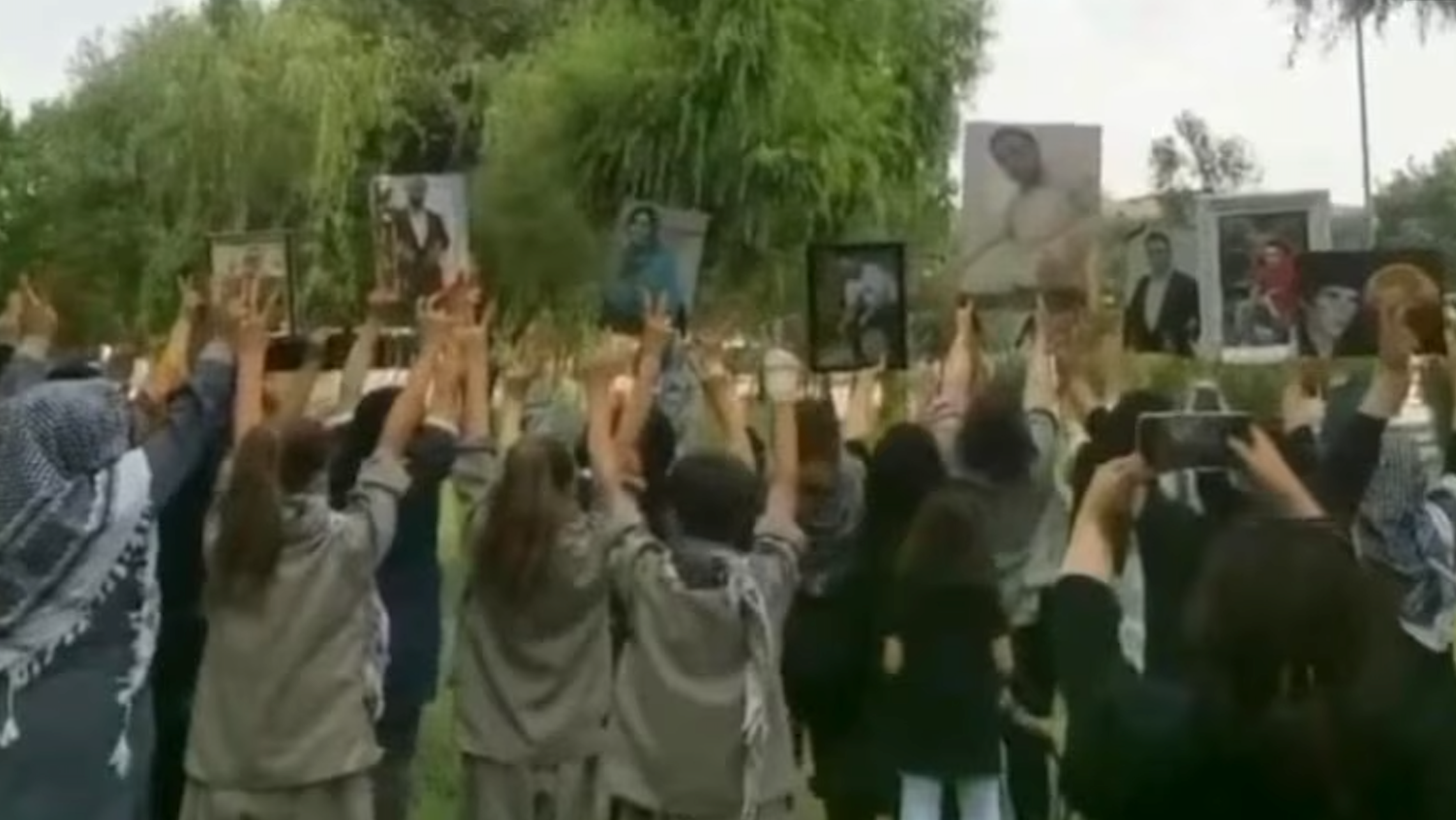 تجمع مناهض للنظام في مهاباد بإيران لإحياء ذكرى الأربعين لإعدام 59من الشبان والأطفال جماعيا