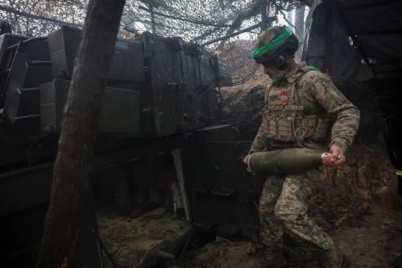 یک سرباز اوکراینی در خط مقدم نبرد با روسیه، منطقه دونتسک، ۳۰ آبان
